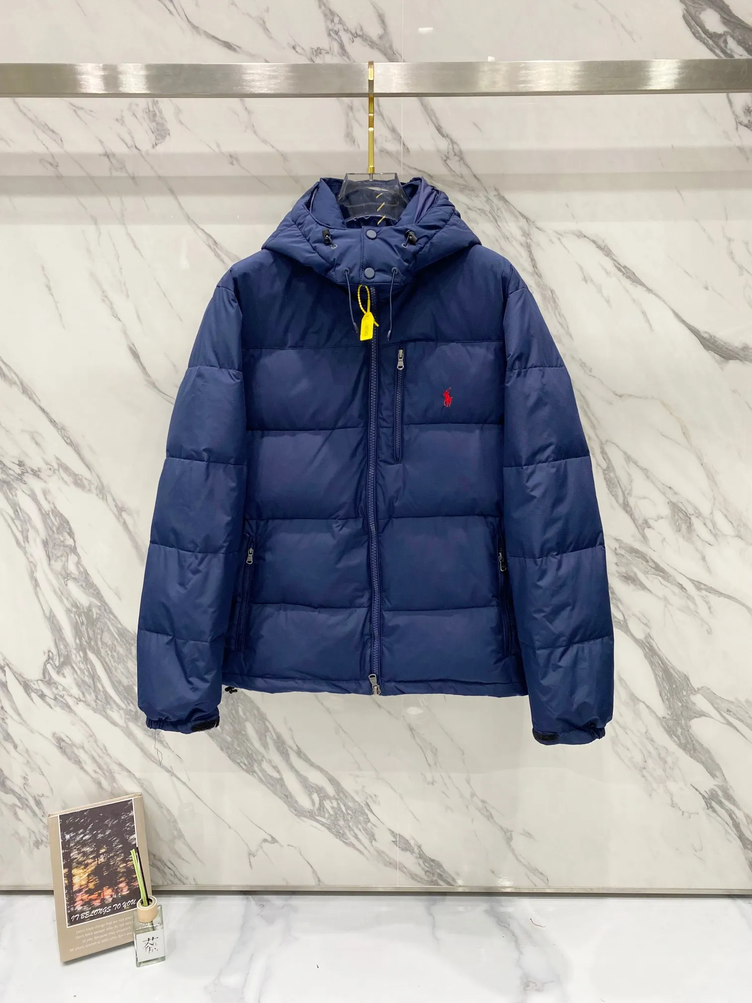 P700 Ralph Lauren/Ralph Lauren classic style winter new bright leather black down jacket jacket with removable hood extra thick plus velvet down jacket windproof and waterproof couple model [top version sold with anti-counterfeiting buckle] Purchase the original mold to create a full set of customized accessories Details determine success or failure 1. Imported barudan/Behringer embroidery machine customized 10,000-needle electric embroidery uses imported No. 7 needle imported embroidery thread to ensure that each word is full, three-dimensional and clear. It can be called the most expensive embroidery logo 2. It is filled with national standard 80 white duck down and has better thermal insulation performance. It is light and not heavy and has good fluff recovery after compression. 3. The inner lining is made of nylon and has a double-layer sealing design that will not cause any velvet leakage. The adjustable hem with a built-in drawstring buckle can prevent wind and cold. Ralph Lauren comes from the United States and has a strong American flavor. There are two brands under the name of Ralph Lauren: Poloby Ralph Lauren and Ralph Lauren has created a sales field of high-quality fashion in the world, and continues to promote the reputation of designer Ralph Lauren and the glorious image of the Ralph Lauren brand. Accessories: Original tag, washed label + electroplated YK zipper logo, the same style for both men and women, a must-have winter style. Color: bright black, matte black, navy blue, size: M~XXL